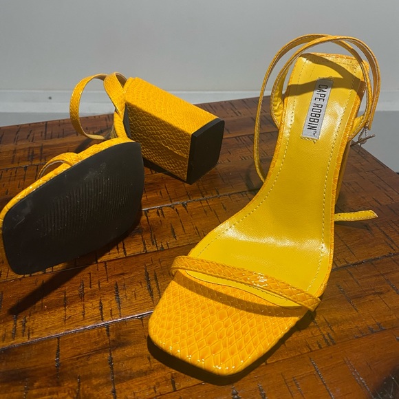 Cape Robbin Lorien Heel - Picture 5 of 5